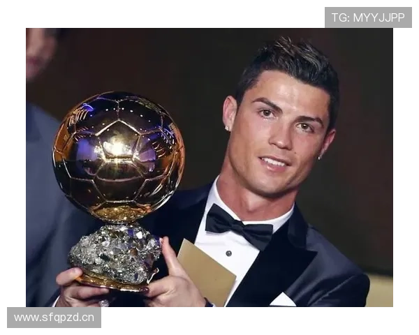 C罗豪宅里居然摆着这么多金球，感觉隔壁邻居都得羡慕哭了