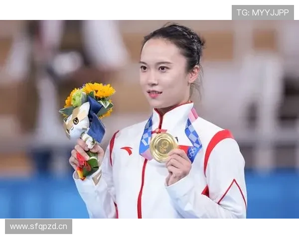 朱雪莹训练完顺手拎了块金牌回家，这日常谁懂啊